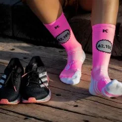 Calcetines de Running Unisex ROSA 23cm - KAMUABU #SOYMARATON -Quechuagatta comercio calcetines de running soymaraton unisex kamuabu color rosa 23cm de 1 hilo 3