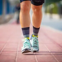 CALCETINES KAMUABU FRANJAS GRIS-NEGRO - Ropa para Trail Running - Confort y Durabilidad 8 CALCETINES KAMUABU FRANJAS GRIS-NEGRO - Ropa para Trail Running - Confort y Durabilidad -Quechuagatta comercio calcetines kamuabu franjas gris negro 3